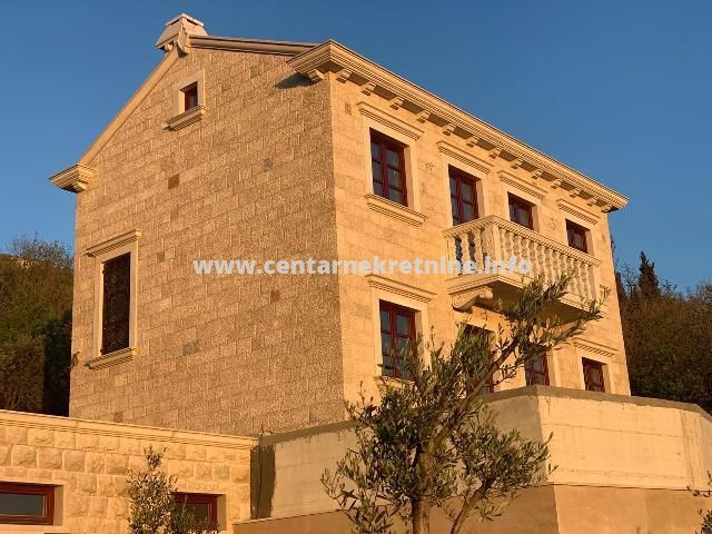 Prodaja, lux vila 320m2, Rezevici, Budva