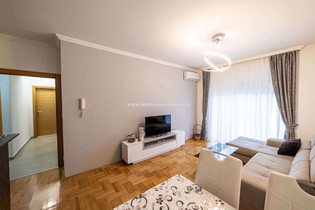 Izdavanje, dvosoban stan 63m2, Stari aerodrom, Podgorica 