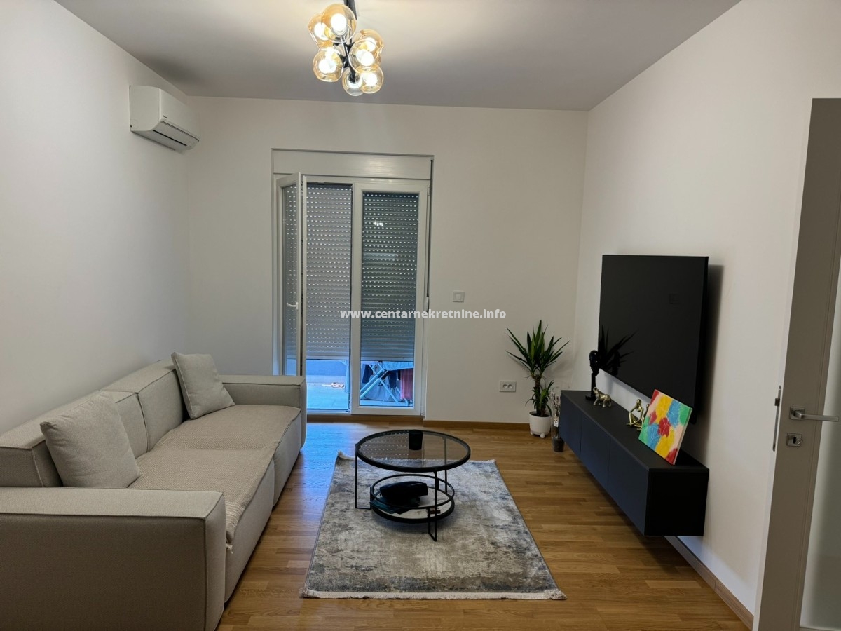 Izdavanje, lux dvosoban stan 70m2, Stari aerodrom, Podgorica