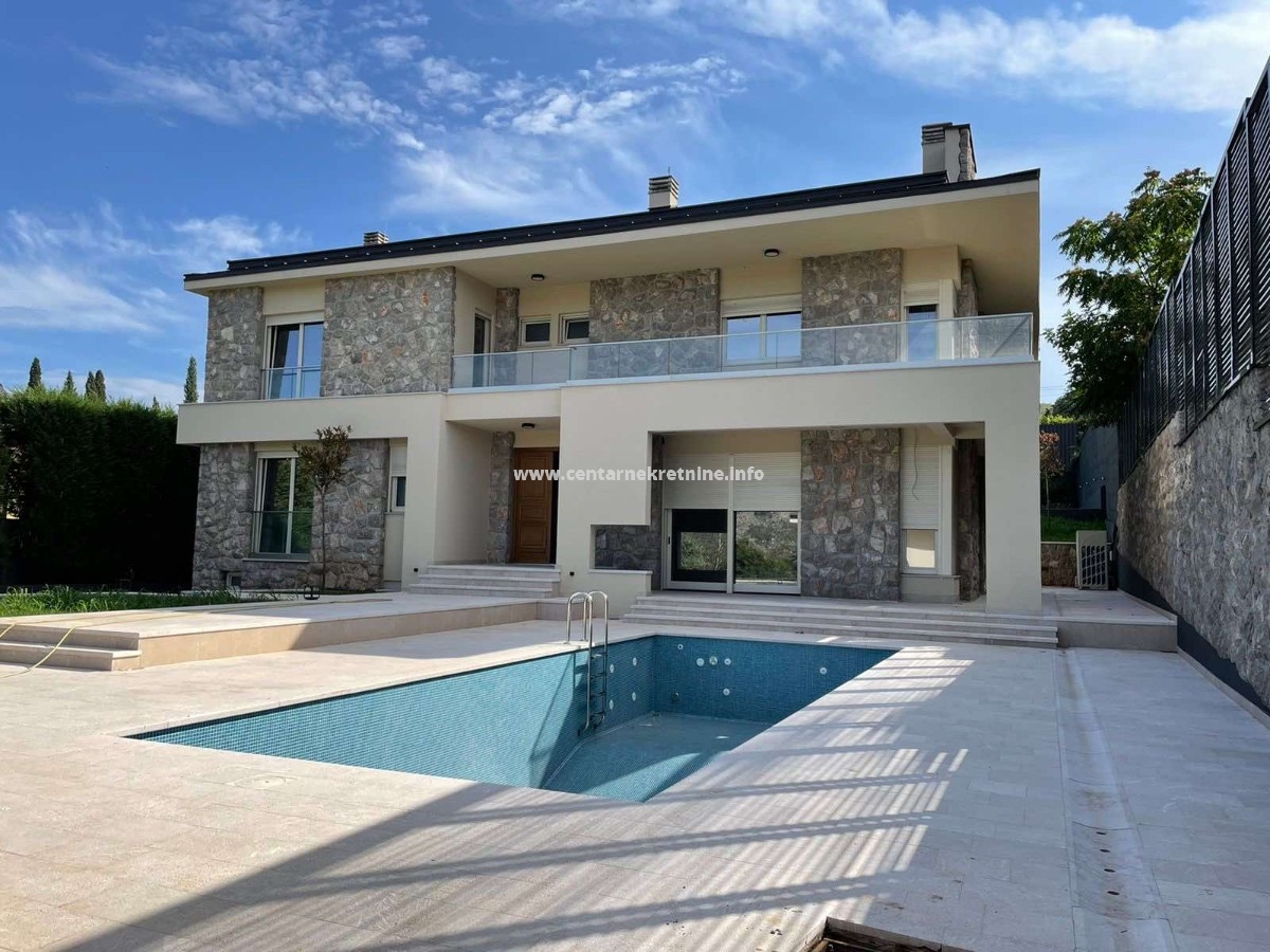 Prodaja, vila 492m2, Mareza, Podgorica