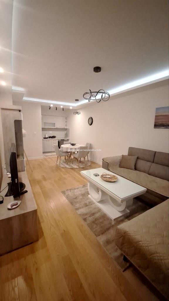 Izdavanje, lux jednosoban stan 49m2, Central Point, Podgorica 