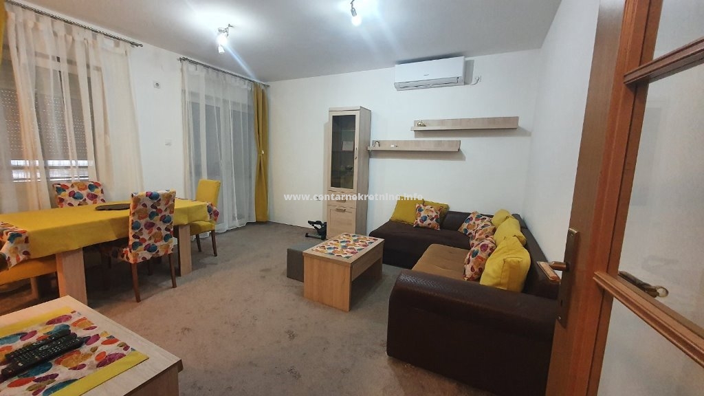 Izdavanje, dvosoban stan 63m2, Blok 9, Podgorica 