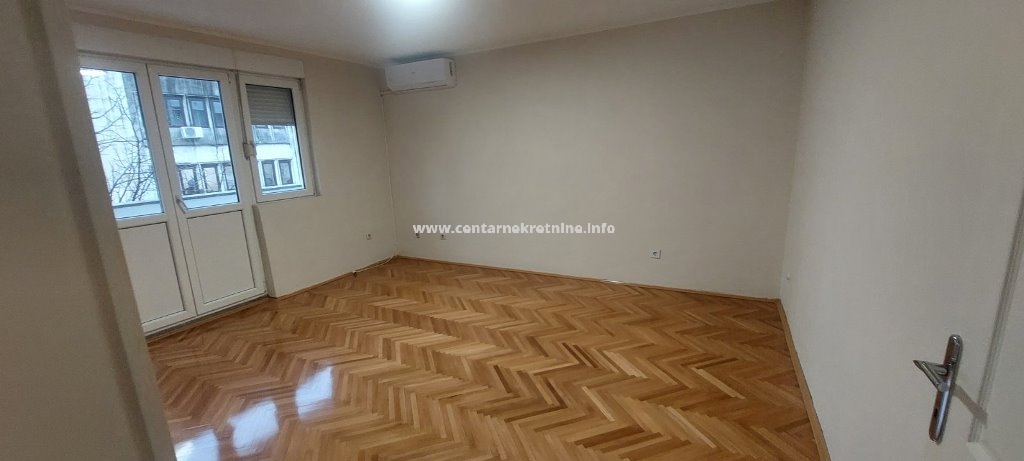 Izdavanje, dvosoban stan 89m2, Centar, Podgorica 