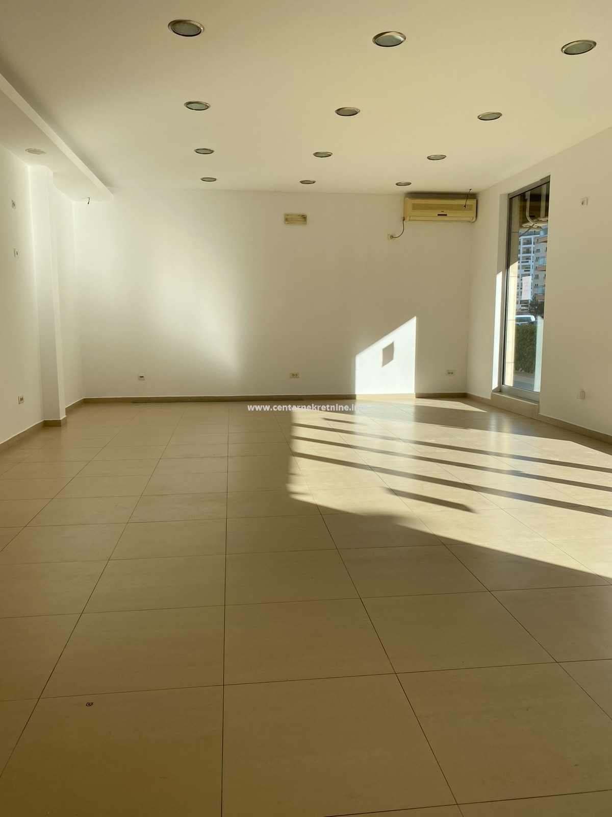 Izdavanje, poslovni prostor 145m2, City kvart, Podgorica