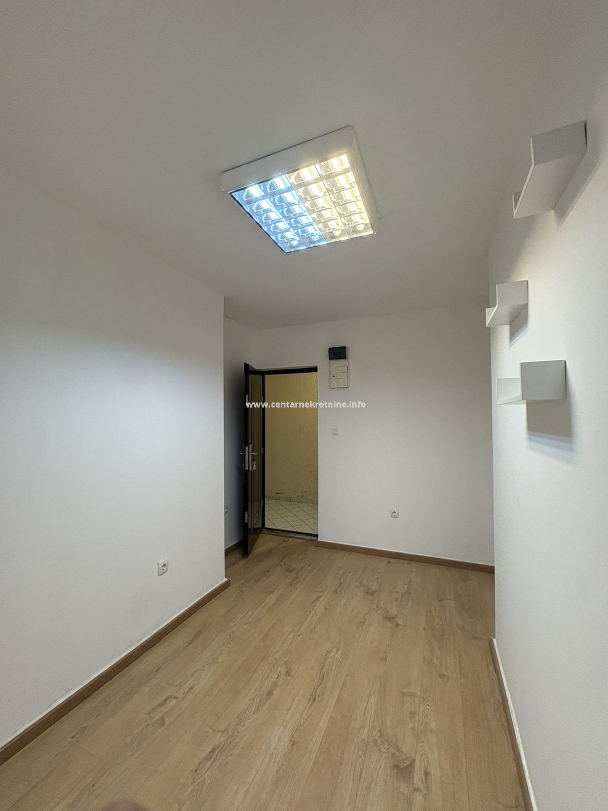 Izdavanje, poslovni prostor 10m2, Centar, Podgorica